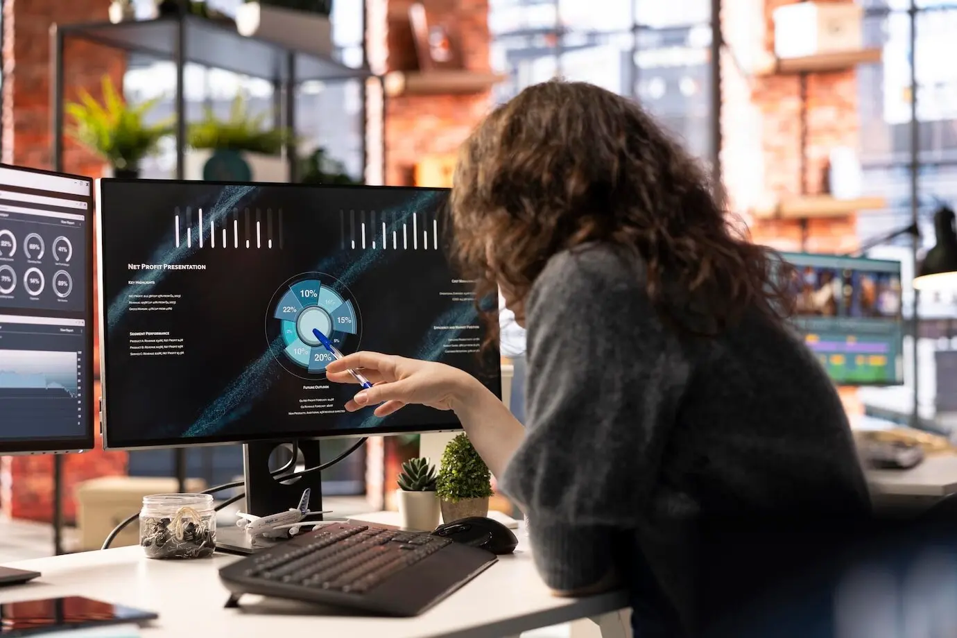 Аналитик смотрит на диаграммы презентации и дашборд, чтобы внедрить аналитику.