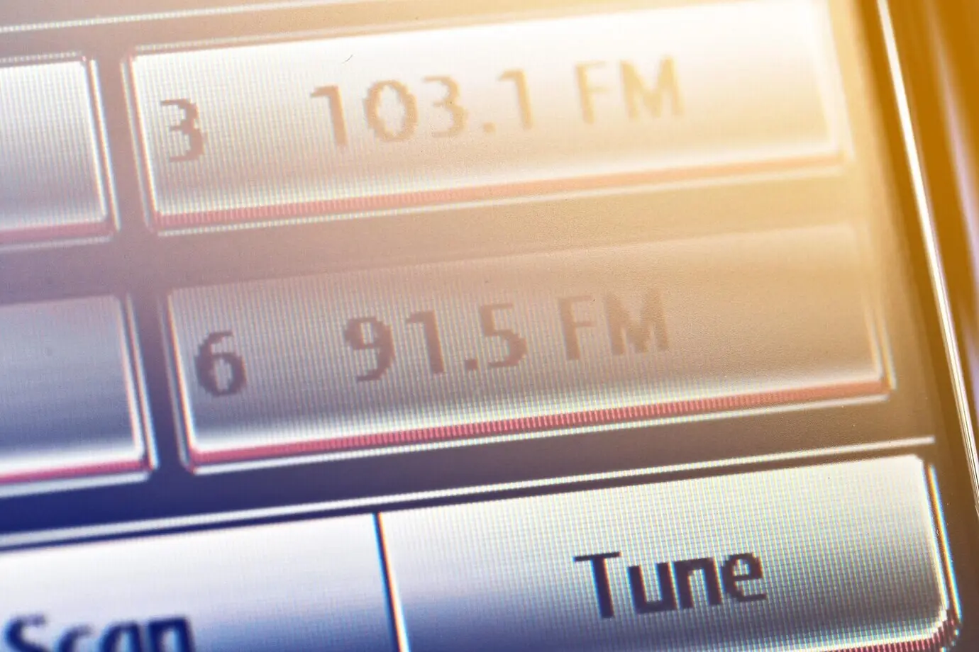 Современная панель приборов роскошного автомобиля с большим дисплеем.